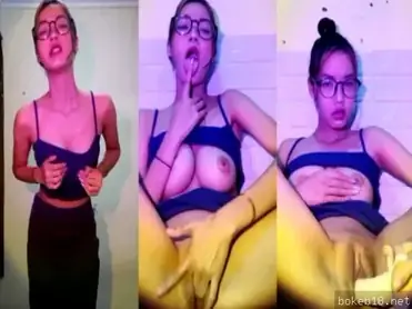 Cewek cantik memek tembem colmek pakai sextoy live super nakal