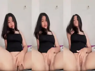 Dokumentasi Gadis Cantik Bersantai Di Kasur
